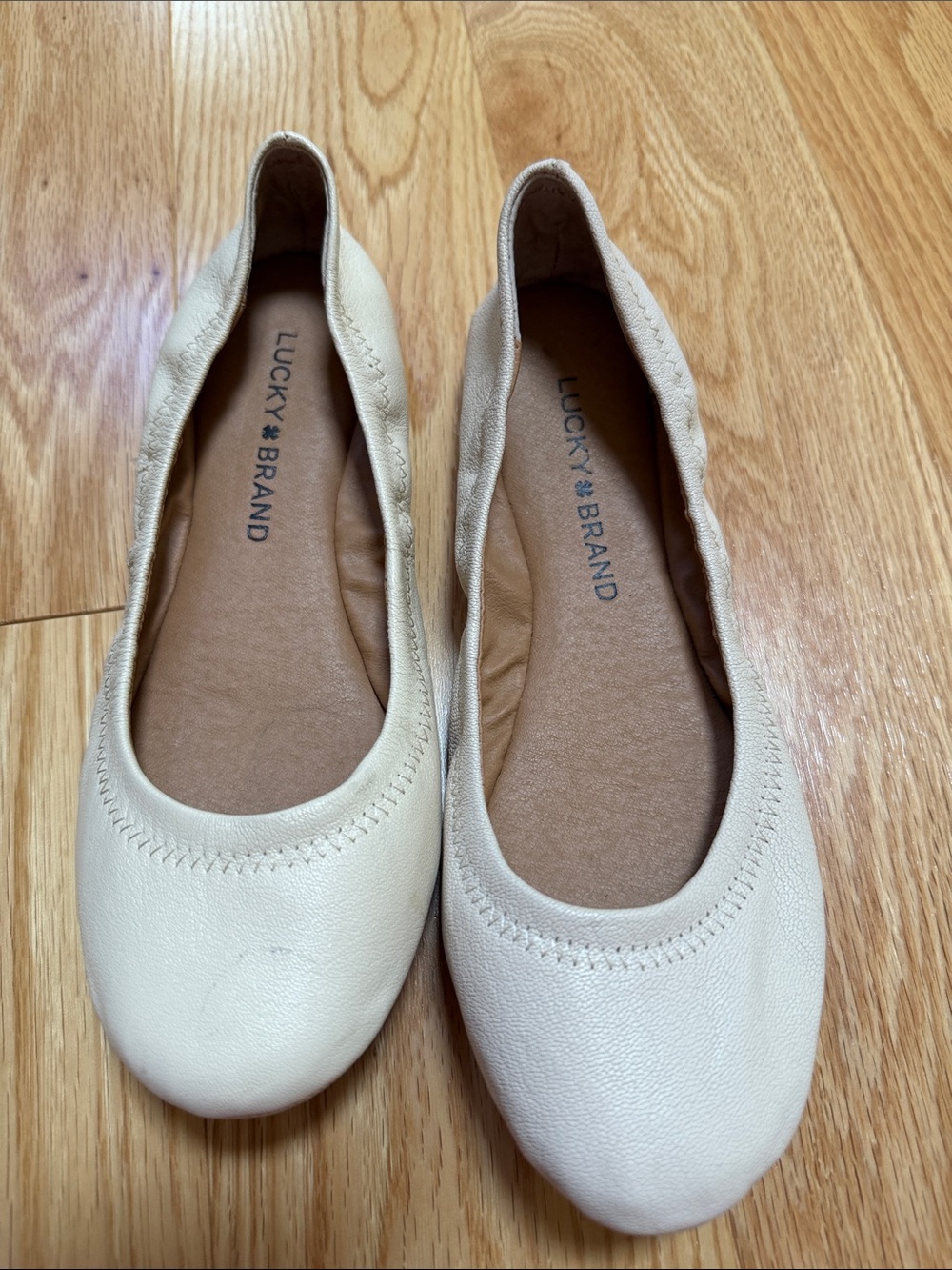 Lucky Brand 5.5M cream leather ballet flats.
